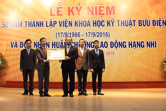 Thừa ủy quyền của Chủ tịch nước, Bộ trưởng Bộ TT&TT Trương Minh Tuấn trao Huân chương Lao động hạng Nhì cho Lãnh đạo Viện Khoa học Kỹ thuật Bưu điện.