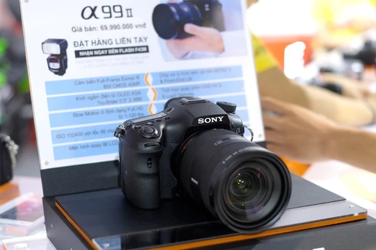 Chưa đầy một tháng sau khi trình làng trên toàn thế giới. Sony đã mang mẫu Alpha A99 II về Việt Nam. Sản phẩm đang trưng bày tại Sony Show 2016 tại Hà Nội và có giá đặt trước là 69,99 triệu đồng. Mức giá này rẻ hơn so với thị trường Mỹ là 3.200 USD (tương