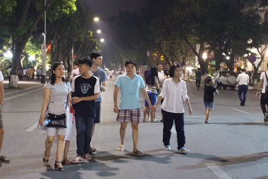 Hà Nội thu hơn 500 tỷ trong 4 ngày thí điểm phố đi bộ- (Ảnh: Đình Khương).