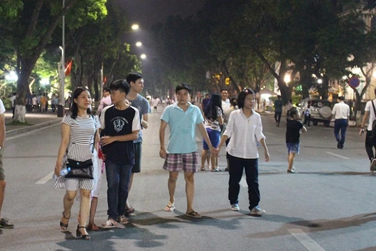 Hà Nội thu hơn 500 tỷ trong 4 ngày thí điểm phố đi bộ- (Ảnh: Đình Khương).