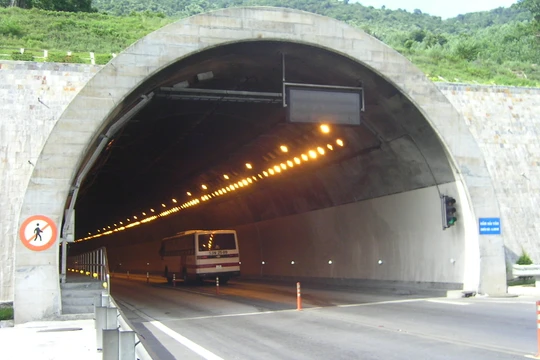 Hầm đường bộ Hải Vân được khánh thành vào ngày 5/6/2005.