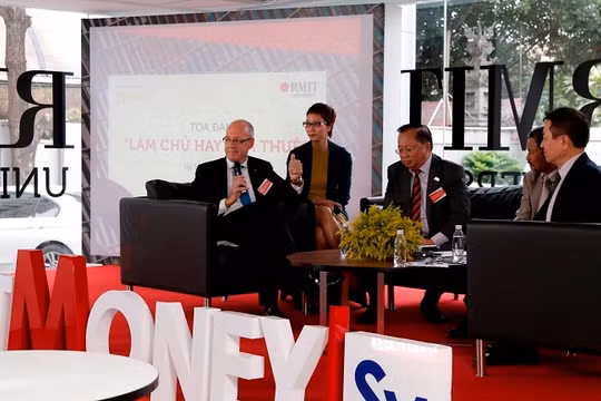 Ông Phillip Dowler- Trưởng đại diện RMIT Việt Nam khuyên các bạn trẻ mới ra trường, nếu lựa chọn “làm thuê” thì dù đó là công việc gì thì cũng hãy làm thật tốt.