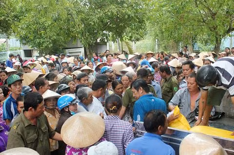 Gia đình trúng số của Vietlott tặng quà cho 1.500 người nghèo- (Ảnh: VTC).