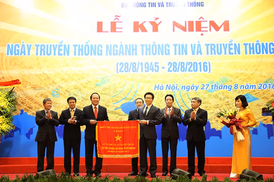 Ông Vũ Đức Đam, Ủy viên Ban chấp hành Trung ương Đảng, Phó Thủ tướng Chính phủ trao cờ Chính phủ cho Bộ TT&TT.