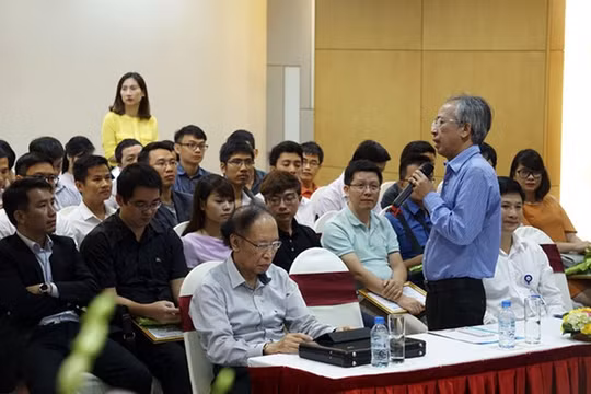 Tiến sỹ Nguyễn Long giao lưu cùng các tác giả lọt vào Chung khảo Nhân tài Đất Việt. (Nguồn: BTC)