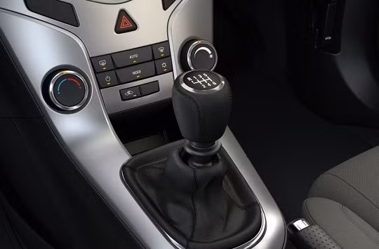 Tài xế có thể chuyển sang số +/- khi xe đang đứng yên.