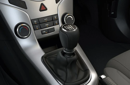 Tài xế có thể chuyển sang số +/- khi xe đang đứng yên.