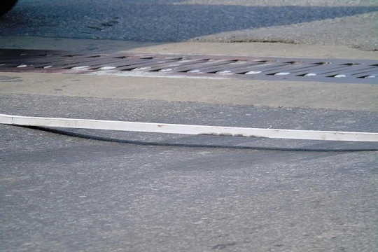 Được duy tu, bảo dưỡng với số kinh phí hàng chục tỷ đồng mỗi năm nhưng mặt cầu Thanh Trì vẫn biến dạng, xuất hiện nhiều sống trâu, vệt hằn lún.