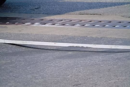 Được duy tu, bảo dưỡng với số kinh phí hàng chục tỷ đồng mỗi năm nhưng mặt cầu Thanh Trì vẫn biến dạng, xuất hiện nhiều sống trâu, vệt hằn lún.