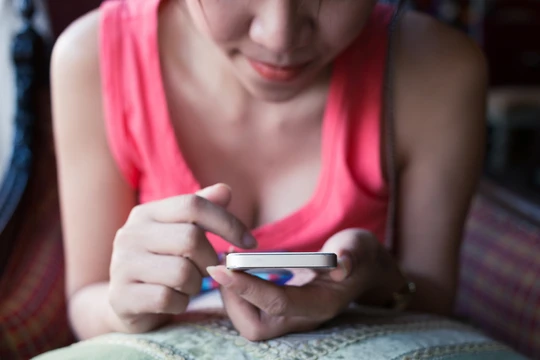 Người dùng Thái Lan đang truy cập Internet trên smartphone