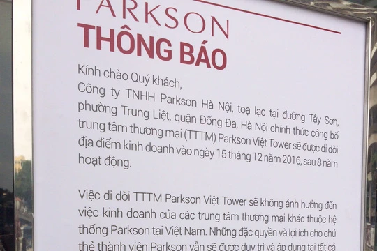 Thông báo của Parkson Việt Nam trước trung tâm thương mại Parkson Viet Tower