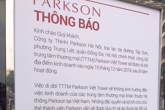Thông báo của Parkson Việt Nam trước trung tâm thương mại Parkson Viet Tower