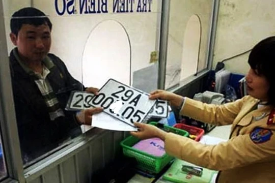 Mức phí đăng ký ô tô, xe máy mới sẽ áp dụng từ đầu năm 2017.