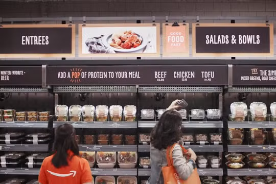 Những quầy thực phẩm chế biến sẵn tại Amazon Go.