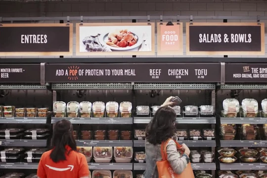Những quầy thực phẩm chế biến sẵn tại Amazon Go.