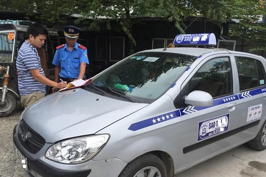 Sở Giao thông vận tải đã thu hồi 636 phù hiệu xe ô tô của 272 đơn vị vận tải trên địa bàn TP. Hà Nội.