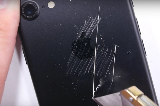 Thử độ bền màn hình, lưng, nút home, kính camera, bẻ cong iPhone 7.