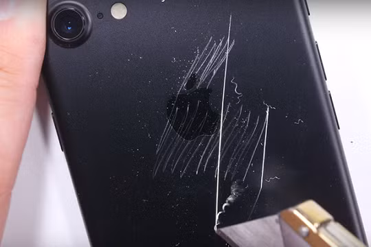 Thử độ bền màn hình, lưng, nút home, kính camera, bẻ cong iPhone 7.