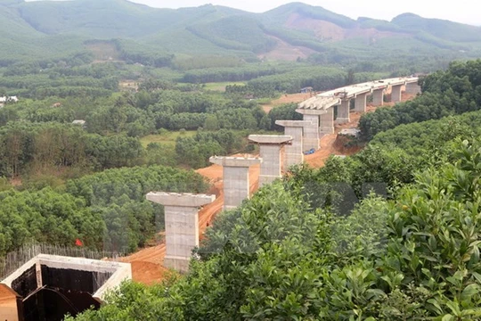 Cầu vượt Tây Hy trên tuyến La Sơn- Túy Loan đoạn qua huyện Phú Lộc (Thừa Thiên-Huế) đang được đẩy nhanh tiến độ thi công. (Ảnh: TTXVN).