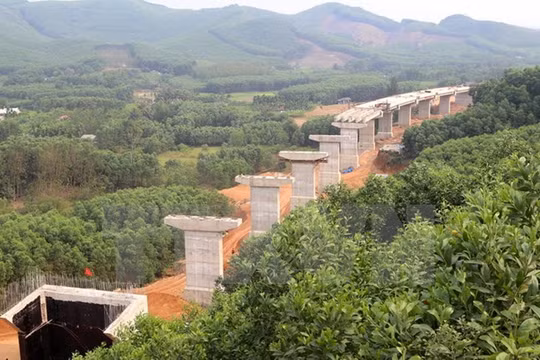 Cầu vượt Tây Hy trên tuyến La Sơn- Túy Loan đoạn qua huyện Phú Lộc (Thừa Thiên-Huế) đang được đẩy nhanh tiến độ thi công. (Ảnh: TTXVN).