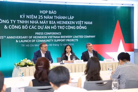 Trong buổi họp báo, đại diện Công ty bia Heineken Việt Nam cho biết vừa lắp đặt hệ thống xe đạp nước tại kênh Nhiêu Lộc - Thị Nghè