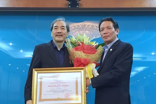 Thứ trưởng Bộ TT&TT Hoàng Vĩnh Bảo (bên phải) thừa ủy quyền Chủ tịch nước trao tặng Huân chương Lao động hạng Ba cho Phó Cục trưởng Cục Báo chí Vũ Thanh Sơn.