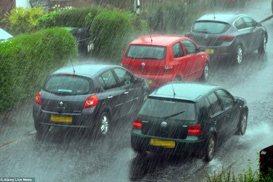 Với nhiều người, việc phải lái xe khi trời mưa gây ra rất nhiều lo lắng.