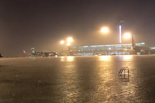 Sân bay "bể bơi" Tân Sơn Nhất trong trận mưa vừa qua - (Nguồn Internet)