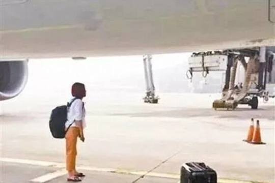 Người vợ "hiên ngang" đứng chặn máy bay - (Nguồn Internet)