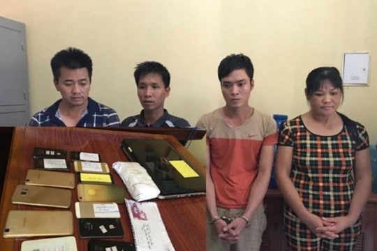 Các đối tượng cùng tang vật liên quan đến đường dây đánh bạc với hình thức cá độ bóng đá giao dịch qua mạng với số tiền gần 300 tỷ đồng- (Ảnh: Báo Giao Thông).