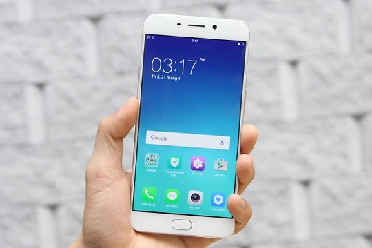 Thử độ bền màn hình OPPO F1s bằng búa đóng đinh.