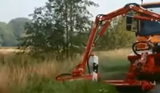 Việc cắt cỏ đường cao tốc ở nước ngoài được thực hiện bằng công nghệ.