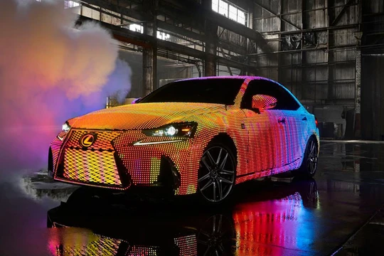 Một chiếc Lexus IS thế hệ 2017 khiến cho người xem phải hoa mắt trước những màn biến hoá không thể ngờ.