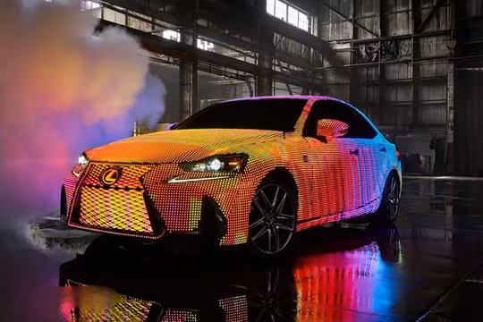 Một chiếc Lexus IS thế hệ 2017 khiến cho người xem phải hoa mắt trước những màn biến hoá không thể ngờ.