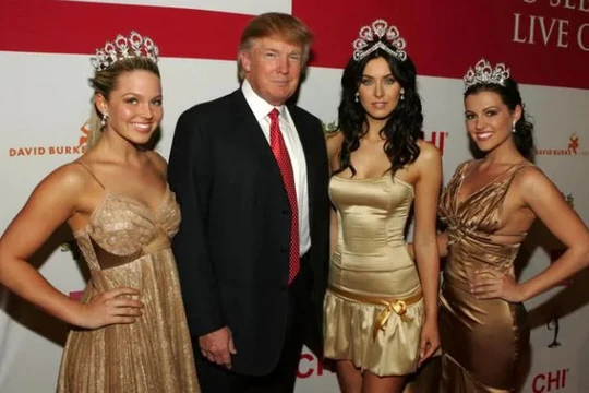 Ông Trump bị tố từng nhiều lần ra vào phòng thay đồ khi nữ thí sinh trong tình trạng khỏa thân. (Ảnh: Getty)
