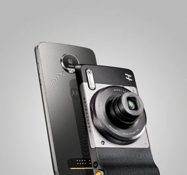 Moto Z có thể biến hóa thành camera chuyên nghiệp zoom 10x chỉ trong vài giây sau khi gắn thêm Moto Mod Hasselblad True Zoom.