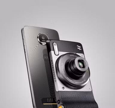 Moto Z có thể biến hóa thành camera chuyên nghiệp zoom 10x chỉ trong vài giây sau khi gắn thêm Moto Mod Hasselblad True Zoom.