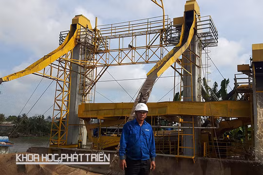 Tác giả Võ Tấn Dũng và thiết bị sàng lọc, rửa cát do ông chế tạo. Ảnh: NV