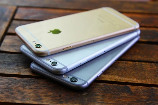 Các mẫu iPhone đời cũ đang được cửa hàng giảm giá mạnh để kéo sức mua tăng lên trong dịp cuối năm.