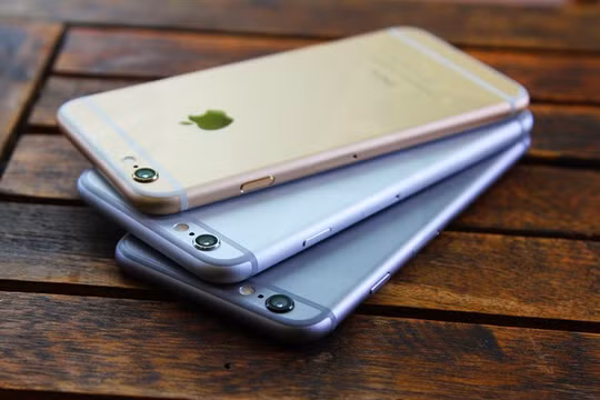 Các mẫu iPhone đời cũ đang được cửa hàng giảm giá mạnh để kéo sức mua tăng lên trong dịp cuối năm.