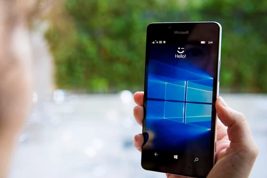 Lumia 950 hiện có giá bán ngang ngửa với một smartphone tầm trung bình thấp. Ảnh: Cnet.