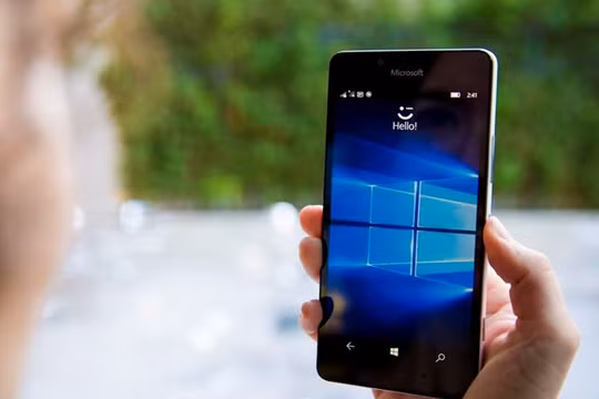 Lumia 950 hiện có giá bán ngang ngửa với một smartphone tầm trung bình thấp. Ảnh: Cnet.