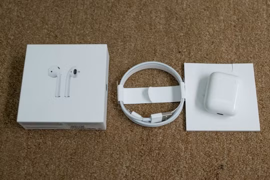 Mẫu tai nghe không dây mới của Apple gồm tai nghe, cáp sạc lightning và sách hướng dẫn.