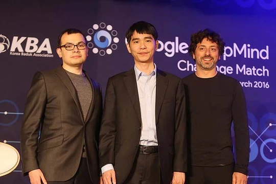 Từ trái qua, Demis Hassabis (CEO của DeepMind), Le Sedol (nhà vô địch cờ vây thế giới) và Sergey Brin (chủ tịch của Alphabet) trong sự kiện AlphaGo thách đấu Le Sedol. Ảnh Business Insider 