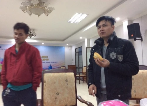 Nghệ sĩ Tự Long tranh thủ ăn bánh mì trước khi tập luyện Táo Quân 2016