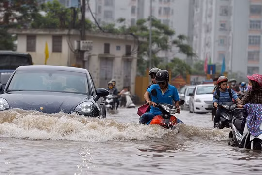 Hà Nội: Phố thành sông, giao thông tê liệt (video)