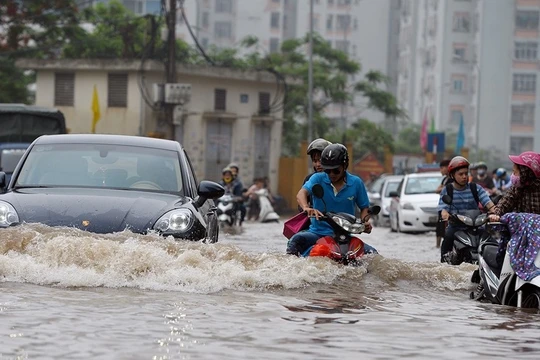 Hà Nội: Phố thành sông, giao thông tê liệt (video)