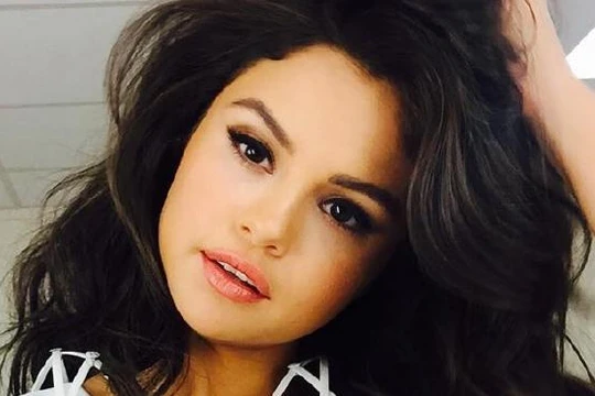 Lộ video hậu trường chụp ảnh bikini cực đốt mắt của Selena Gomez