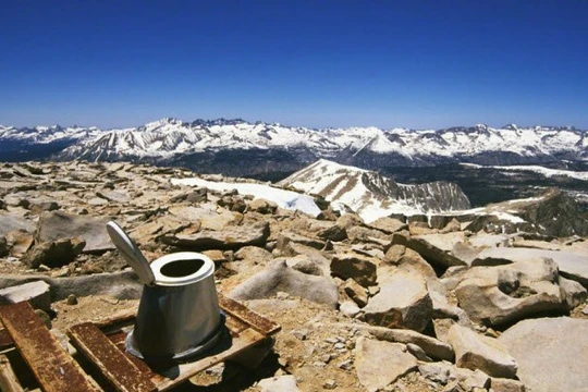 Nhà vệ sinh lộ thiên trên núi Whitney Throne, California, Mỹ.