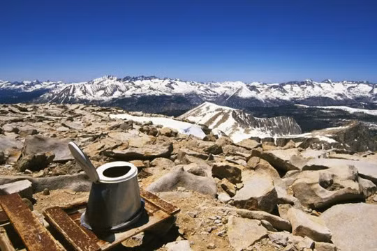 Nhà vệ sinh lộ thiên trên núi Whitney Throne, California, Mỹ.